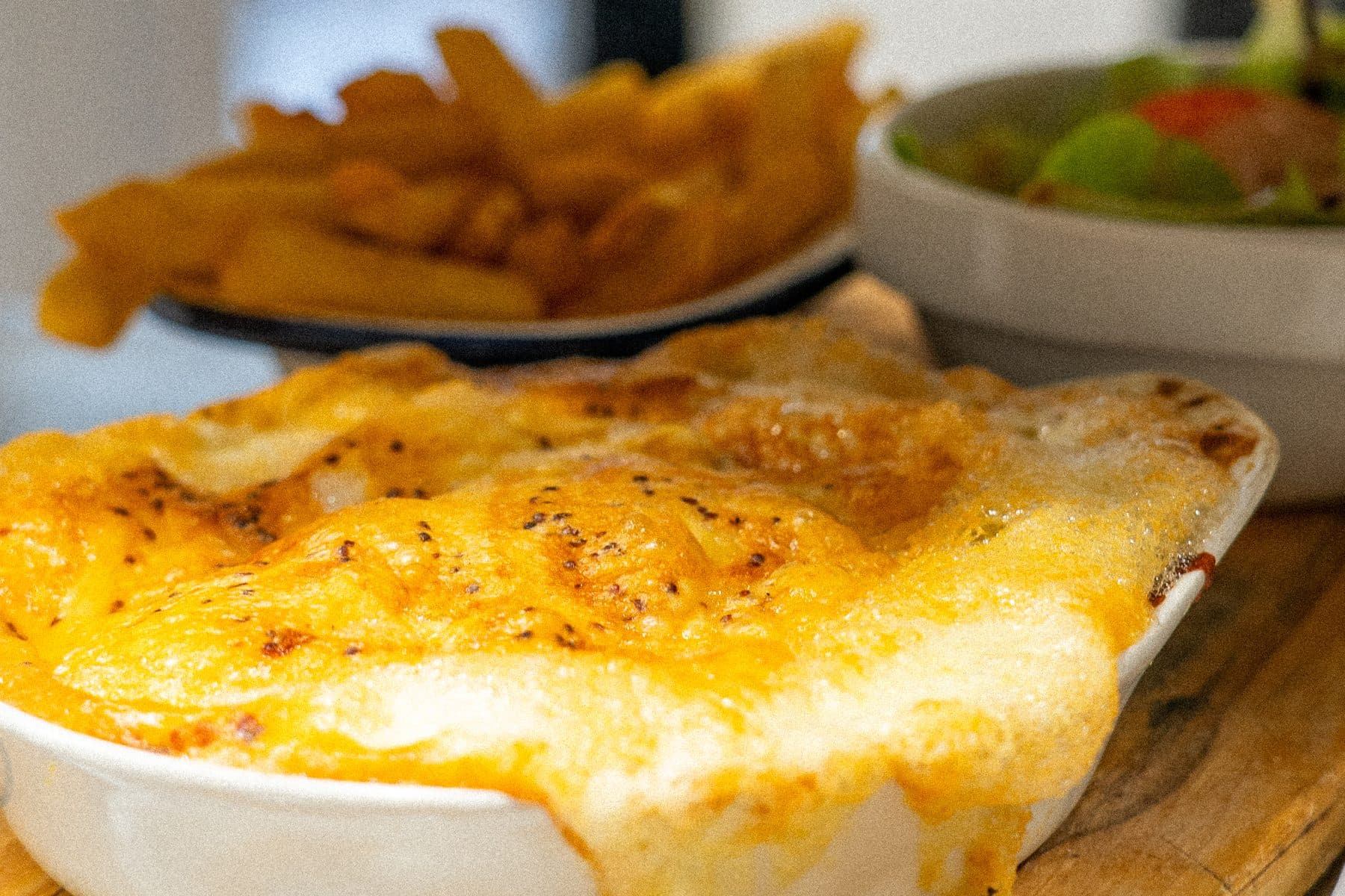 Un welsh au cheddar sorti du four, doré et bouillonnant